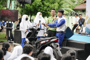 Asmo Kalbar Bersama Polda & Dishub Kalbar Berkendara #Cari_aman hingga Singkawang